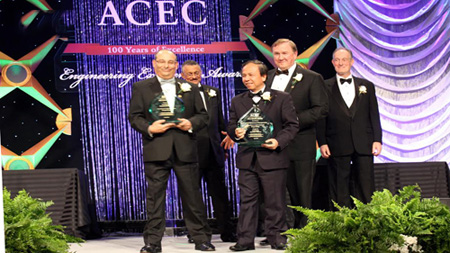 Đại diện Đà Nẵng đón nhận giải thưởng