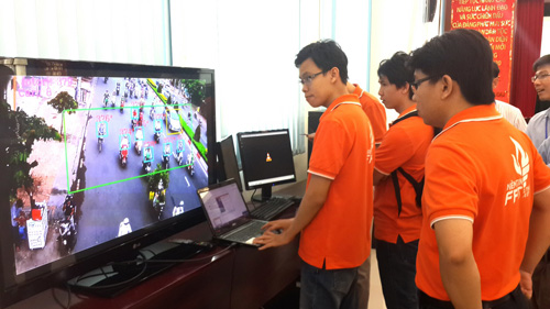 Giới thiệu những ứng dụng CNTT trong quản lý và điều hành giao thông. Ảnh Thanh niên