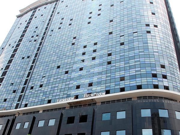 Cửa nhôm và hệ vách nhôm kính là giải pháp tiết kiệm năng lượng hiệu quả cho các công trình xây dựng. 