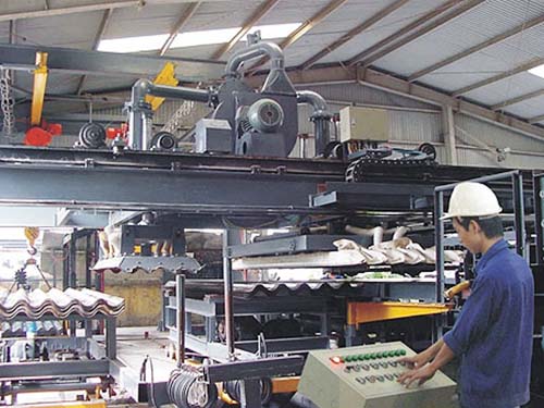 Sản xuất tấm lợp không amiăng tại Công ty Tân Thuận Cường